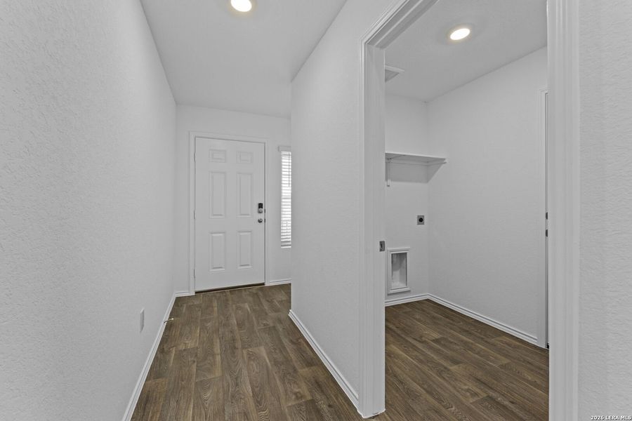Spacious, unfurnished interior of a new home in Laurel Vistas, San Antonio (Image 10).