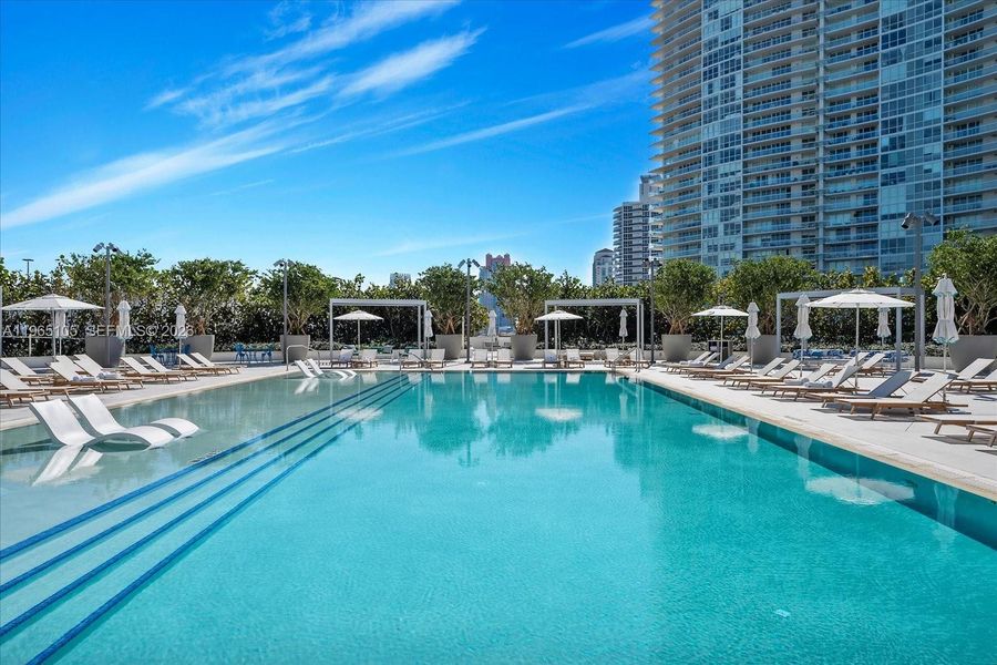 Condo located in Miami Beach, FL showcasing its design and architecture (Image 29).