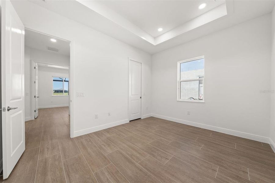 Spacious, unfurnished interior of a new home in , Sarasota (Image 27).