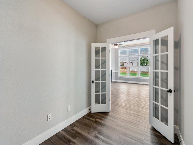 Spacious, unfurnished interior of a new home in Las Palomas Country Club Estates, La Vernia (Image 19).