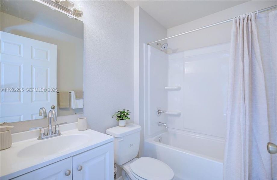 Furnished interior view inside a new home in , Avon Park (Image 9).