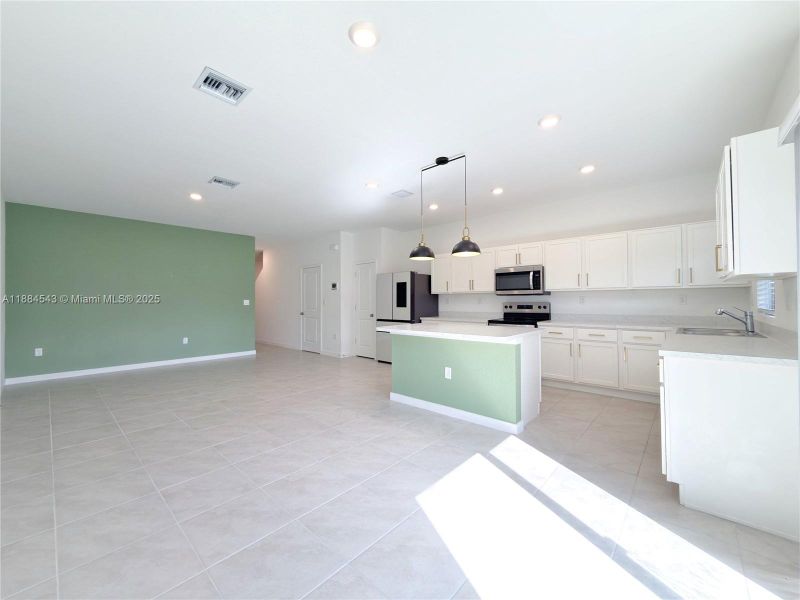 Spacious, unfurnished interior of a new home in , Pompano Beach (Image 31).