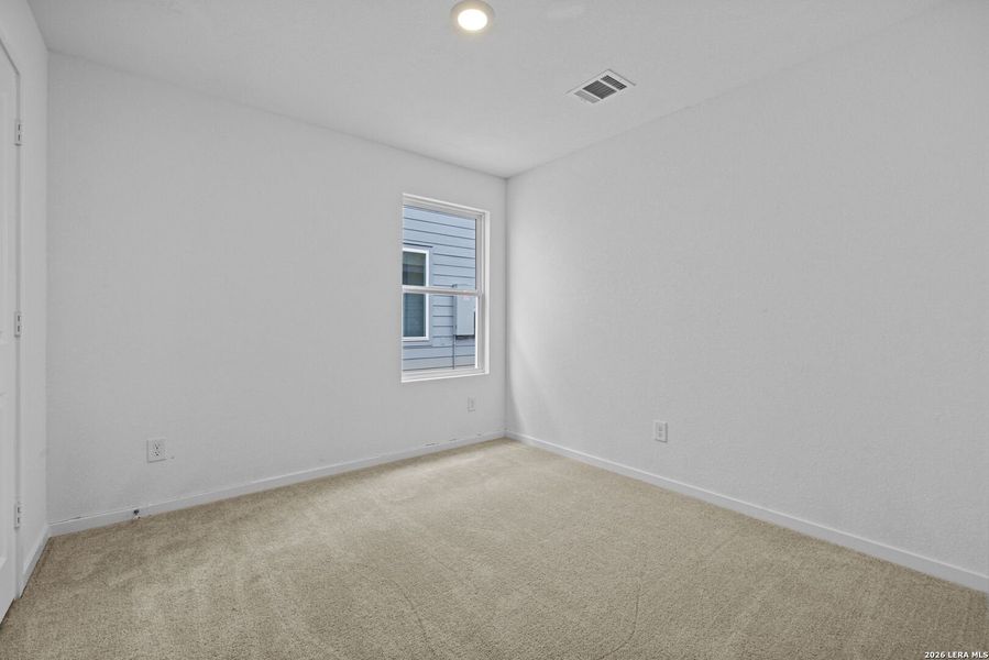 Spacious, unfurnished interior of a new home in Spring Grove, St. Hedwig (Image 10).