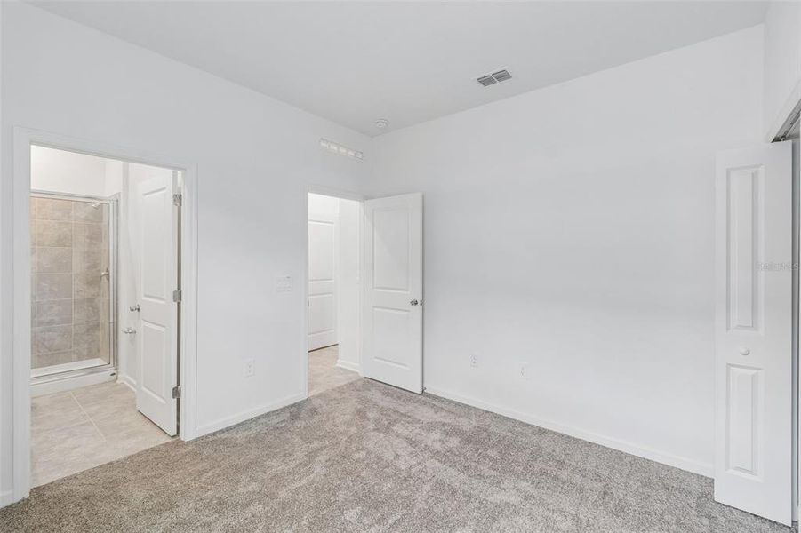 Spacious, unfurnished interior of a new home in Peace Creek Reserve, Winter Haven (Image 32).