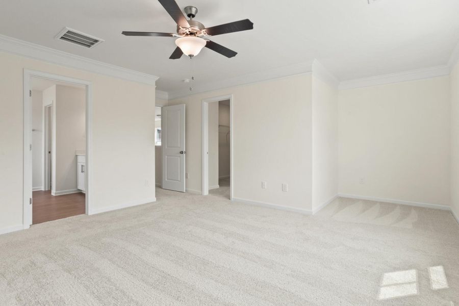 Spacious, unfurnished interior of a new home in Bellevue, Greenville (Image 19).