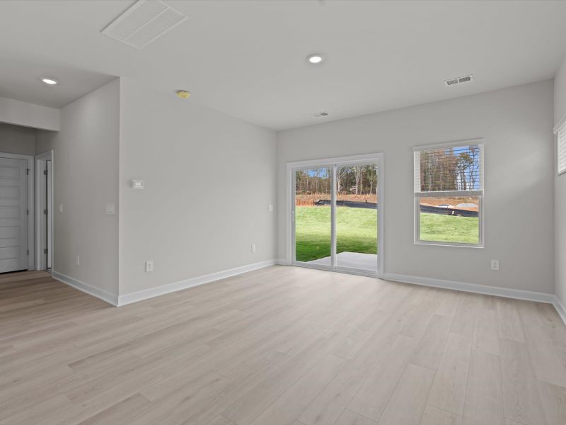 Spacious, unfurnished interior of a new home in Creek Ridge - Heritage Collection, Spartanburg (Image 11).