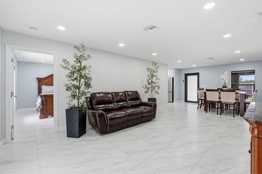 49-web-or-mls-18477_W_Sycamore_Dr_06476