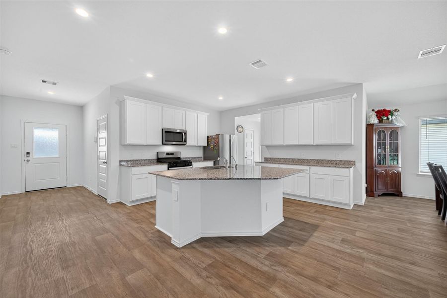 A refined space ideal for memorable meals and intimate celebrations.