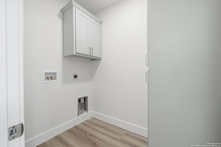 Spacious, unfurnished interior of a new home in , Canyon Lake (Image 28).