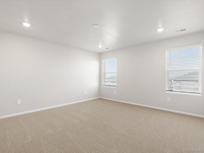 Spacious, unfurnished interior of a new home in Lake Bluff, Greeley (Image 20).