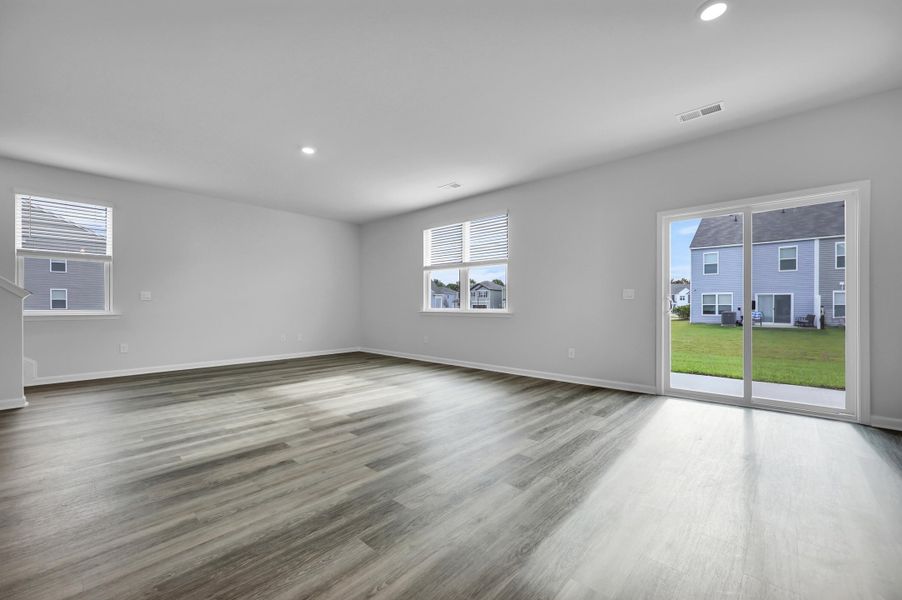 Spacious, unfurnished interior of a new home in Carolina Groves, Moncks Corner (Image 16).