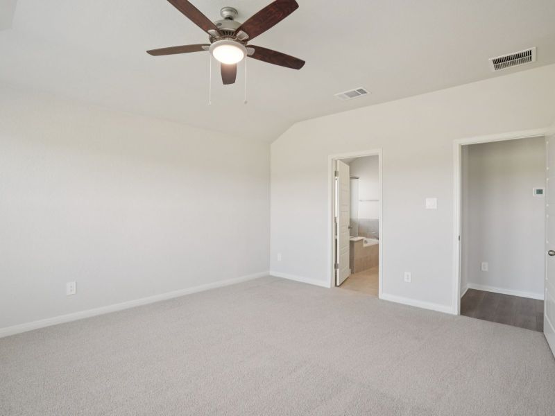 Spacious, unfurnished interior of a new home in Arcadia Ridge - Classic Series, San Antonio (Image 16).