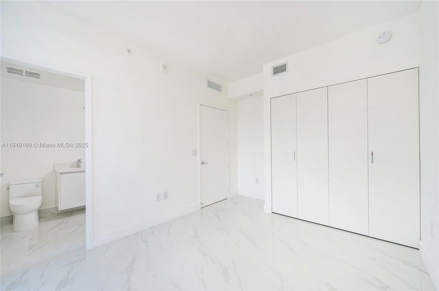 Spacious, unfurnished interior of a new home in Aria Reserve, Miami (Image 10).