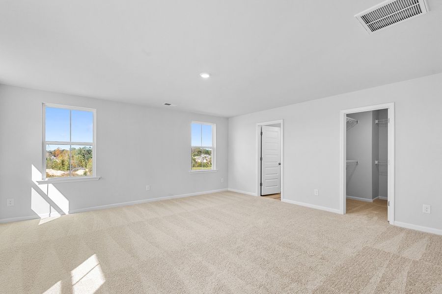 Spacious, unfurnished interior of a new home in Fieldstone, Lexington (Image 28).