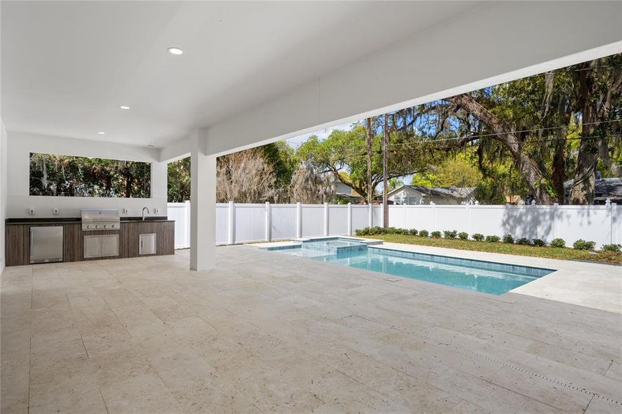 Exterior details and patio area of a home in College Park, Orlando (Image 36).