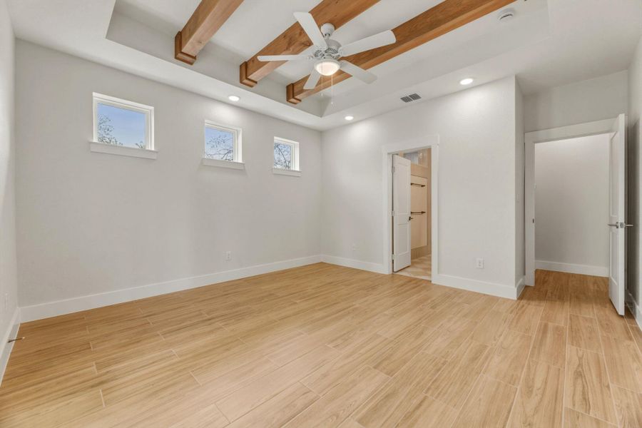 Nice high ceilings with wood beams and great lighting.