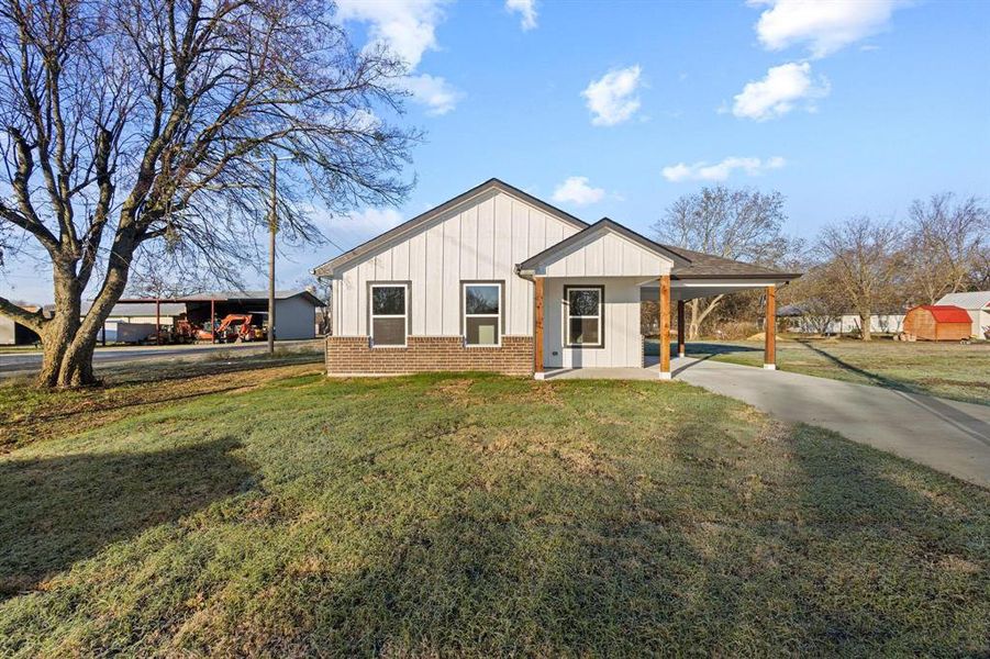 Exterior details and patio area of a home in , Dodd City (Image 3).