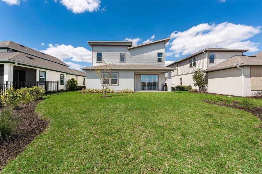 Exterior details and patio area of a home in Laureate Park, Orlando (Image 26).