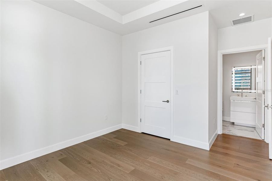 Spacious, unfurnished interior of a new home in , St. Petersburg (Image 42).