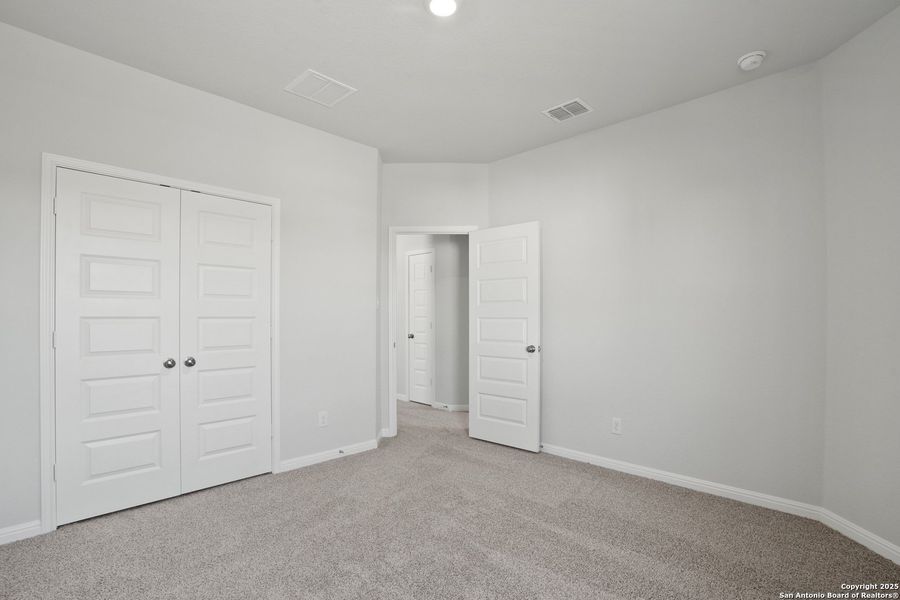 Spacious, unfurnished interior of a new home in Melissa Ranch, San Antonio (Image 9).