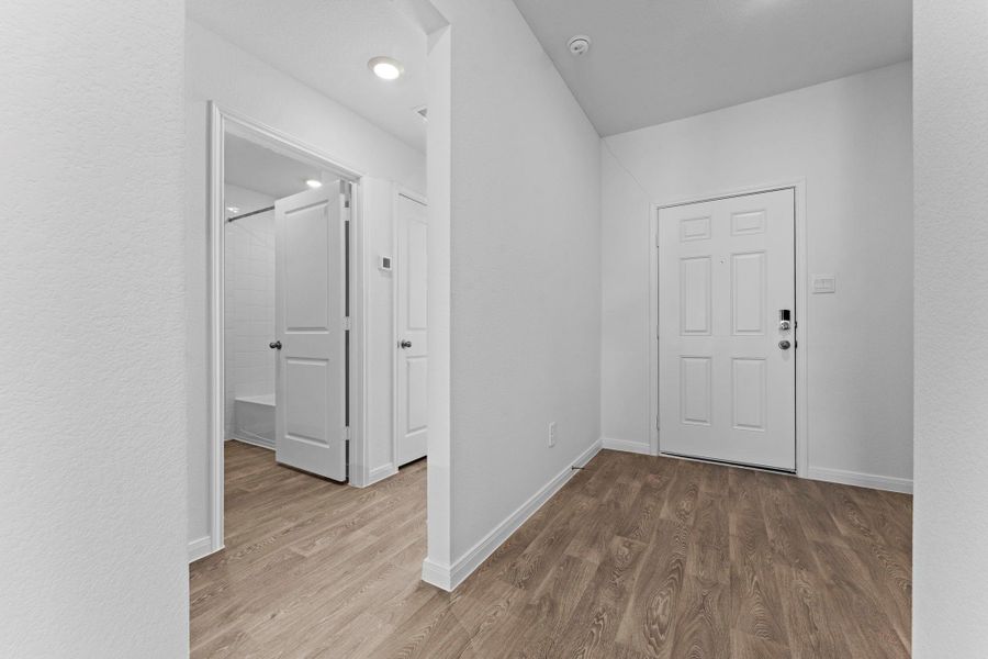 Spacious, unfurnished interior of a new home in Trace, San Marcos (Image 10).