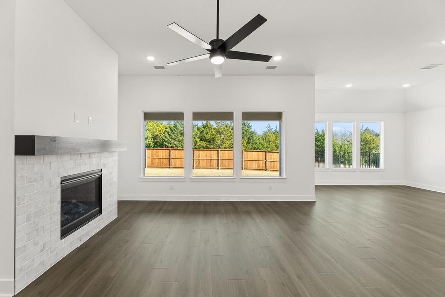 Spacious, unfurnished interior of a new home in Somerset Park, Rockwall (Image 16).