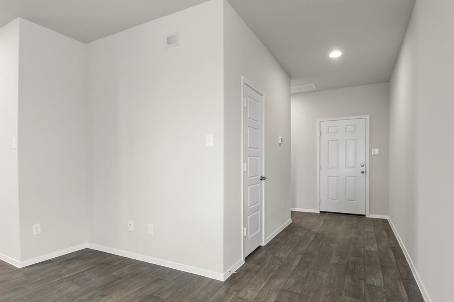 Spacious, unfurnished interior of a new home in Casetta Ranch, Kyle (Image 31).