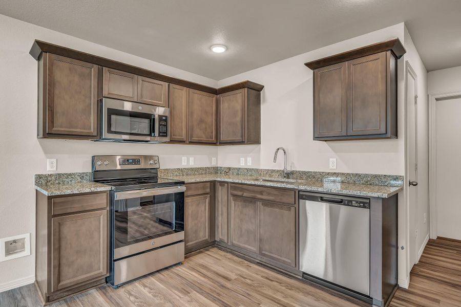 **Photos are sample photos of similar plan. Colors and features might vary**