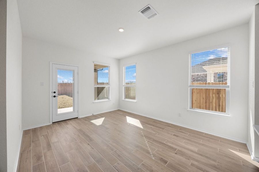 Spacious, unfurnished interior of a new home in Overlook Ranch, Georgetown (Image 7).