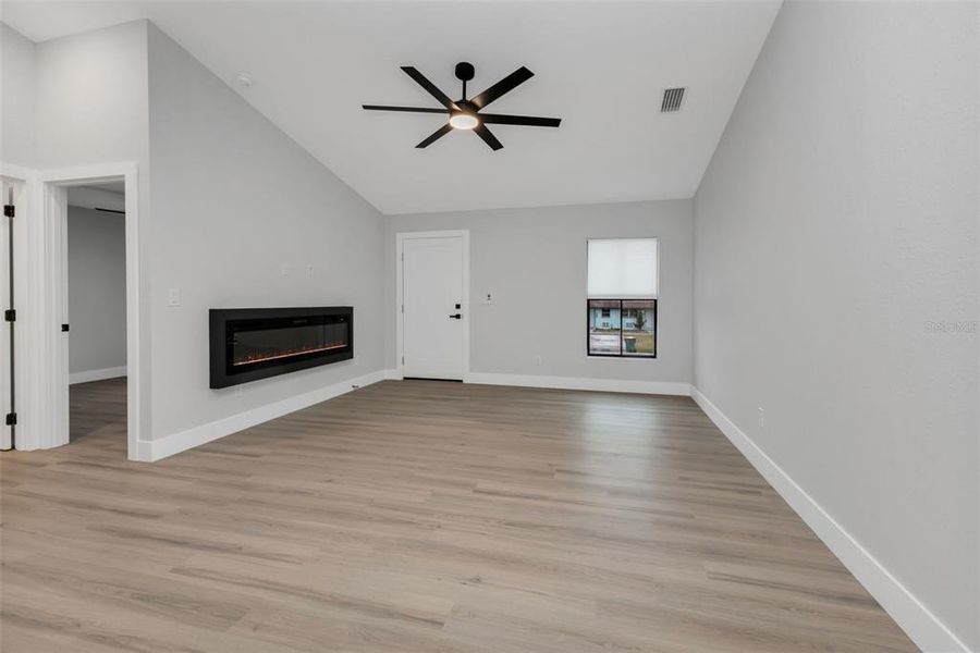 Spacious, unfurnished interior of a new home in , Punta Gorda (Image 31).