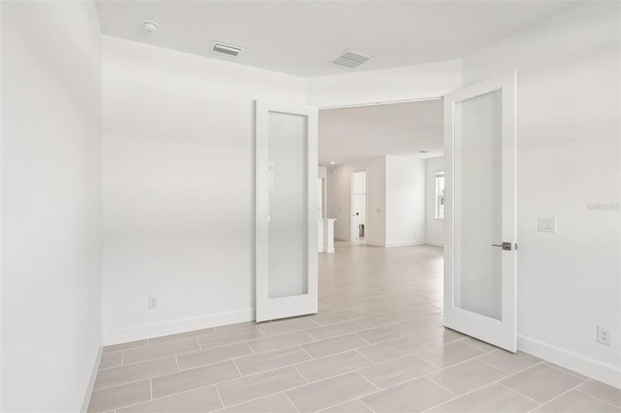 Spacious, unfurnished interior of a new home in Harrell Oaks, Orlando (Image 14).