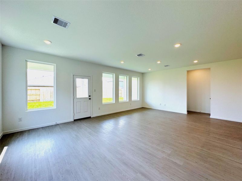 Spacious, unfurnished interior of a new home in Anniston, Katy (Image 25).