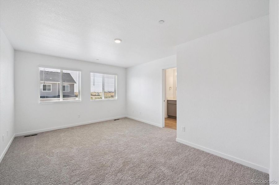 Spacious, unfurnished interior of a new home in Settlers Crossing, Commerce City (Image 17).