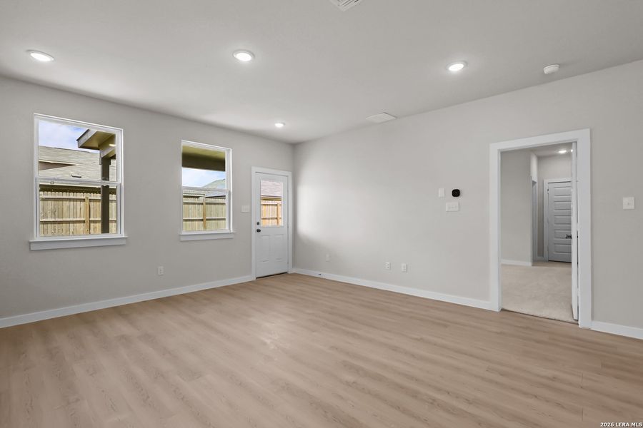 Spacious, unfurnished interior of a new home in Hiddenbrooke, Seguin (Image 35).