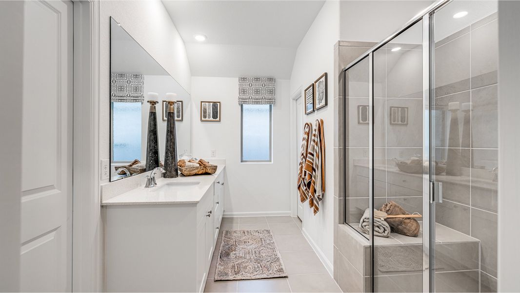 3534 Dashwood Owners Bath 1of3 F1