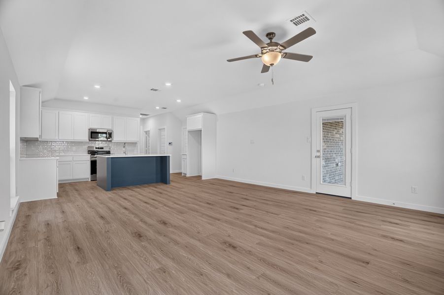 Spacious, unfurnished interior of a new home in Trail Creek, Cleburne (Image 34).