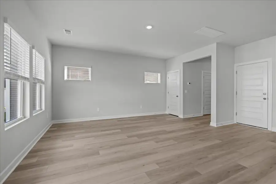 Spacious, unfurnished interior of a new home in Creek Ridge - Heritage Collection, Spartanburg (Image 11).