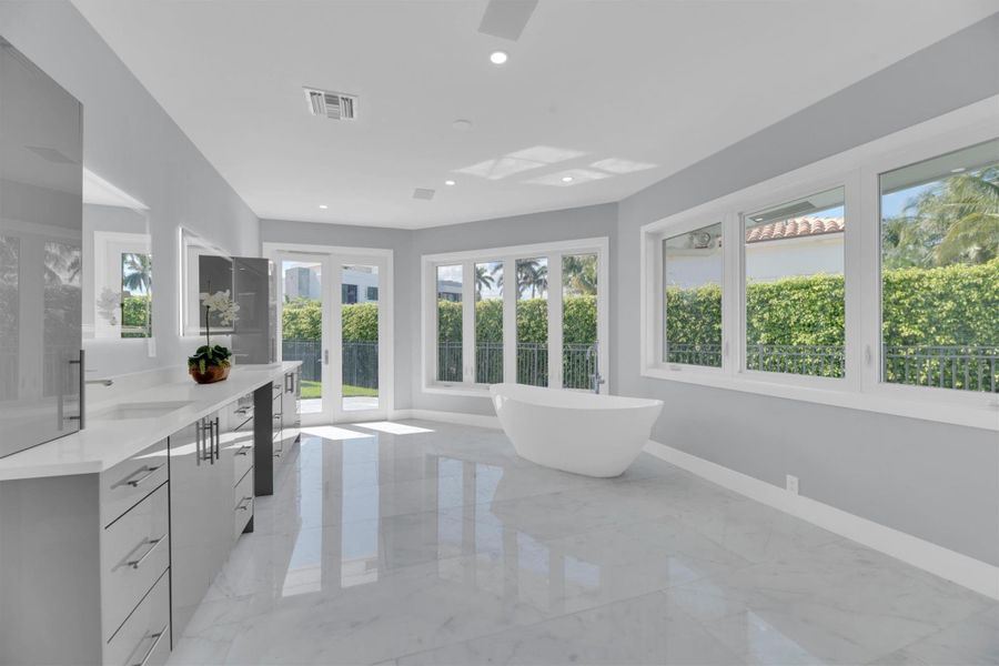 Spacious, unfurnished interior of a new home in , Fort Lauderdale (Image 30).