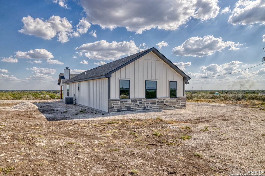 Exterior details and patio area of a home in , Uvalde (Image 22).