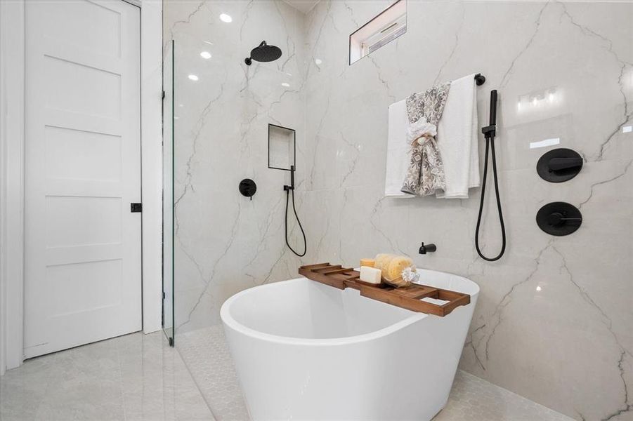 Wet area with dual showers & tub