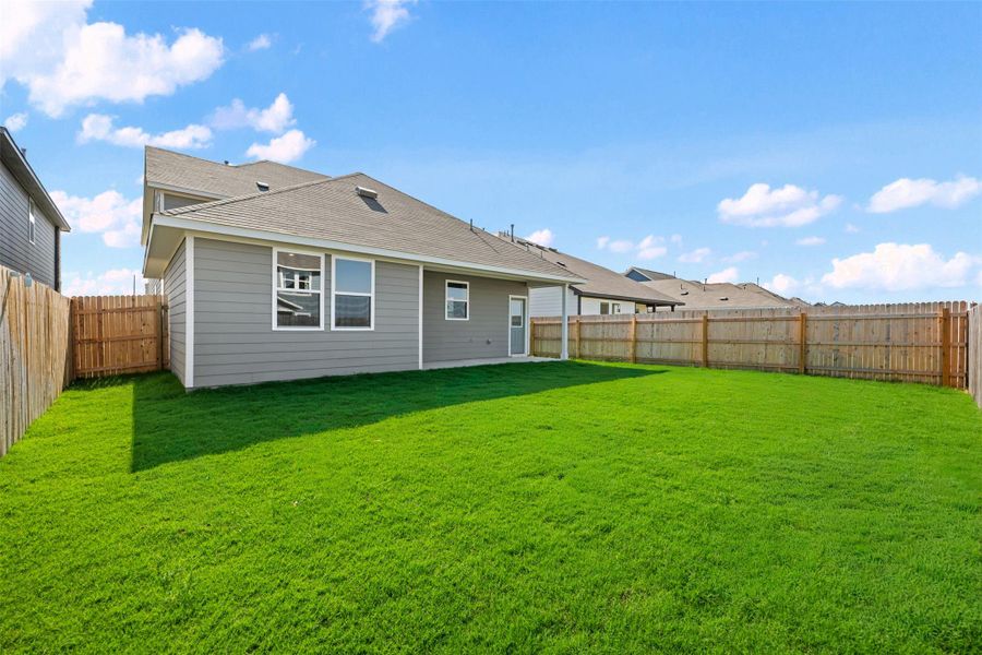 Exterior details and patio area of a home in Rolling Glen, Hutto (Image 4).