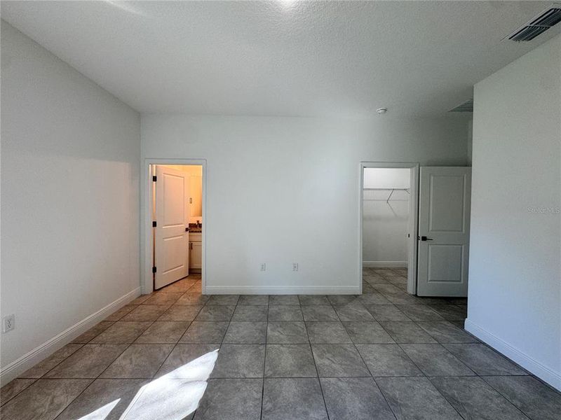 Spacious, unfurnished interior of a new home in , Citrus Springs (Image 27).