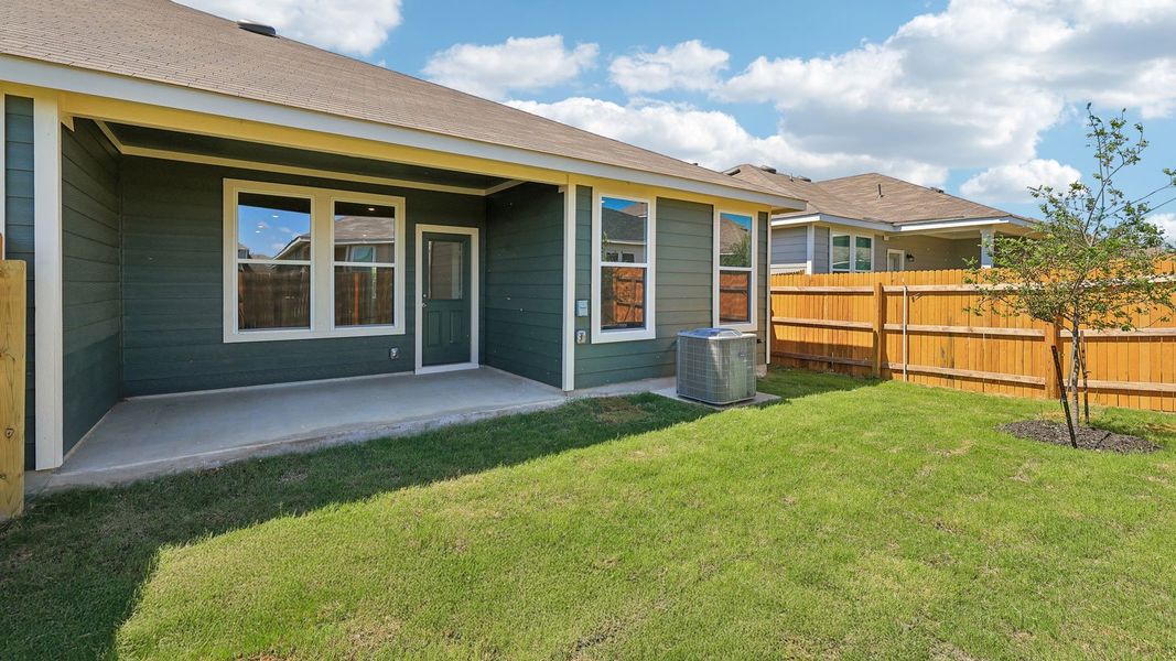 Exterior details and patio area of a home in Wayside, Uhland (Image 4).