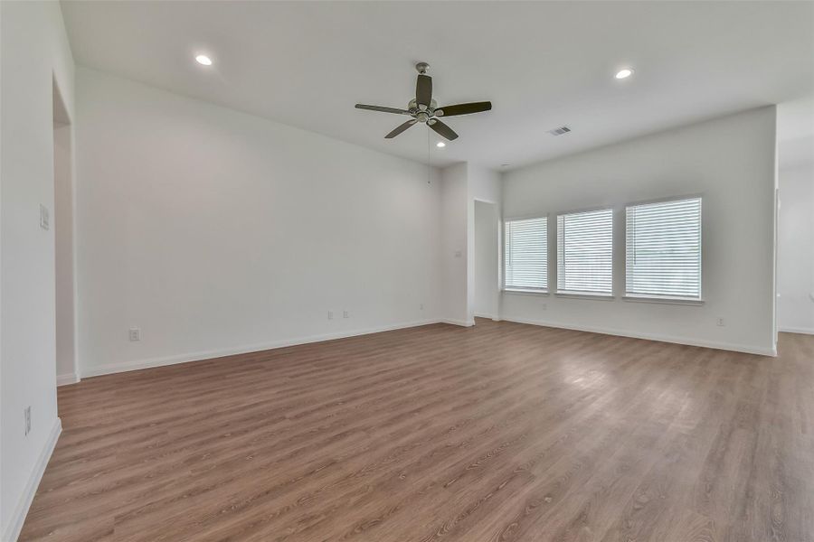 Spacious, unfurnished interior of a new home in King Oaks Village, Baytown (Image 13).