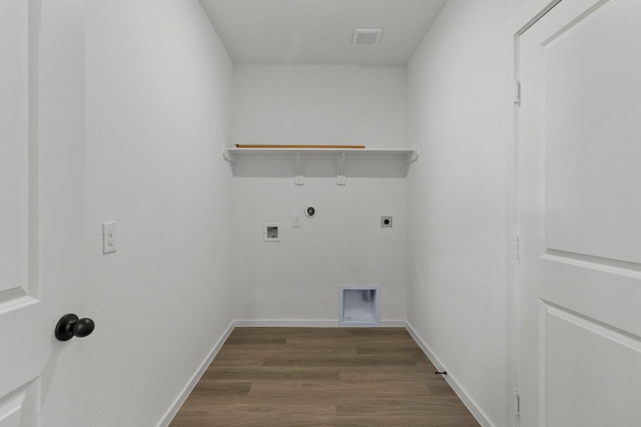 Spacious, unfurnished interior of a new home in Lake Conroe Cove, Willis (Image 22).