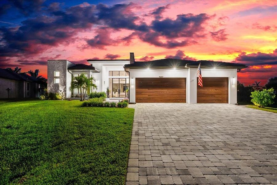 Exterior details and patio area of a home in , Port Charlotte (Image 3).