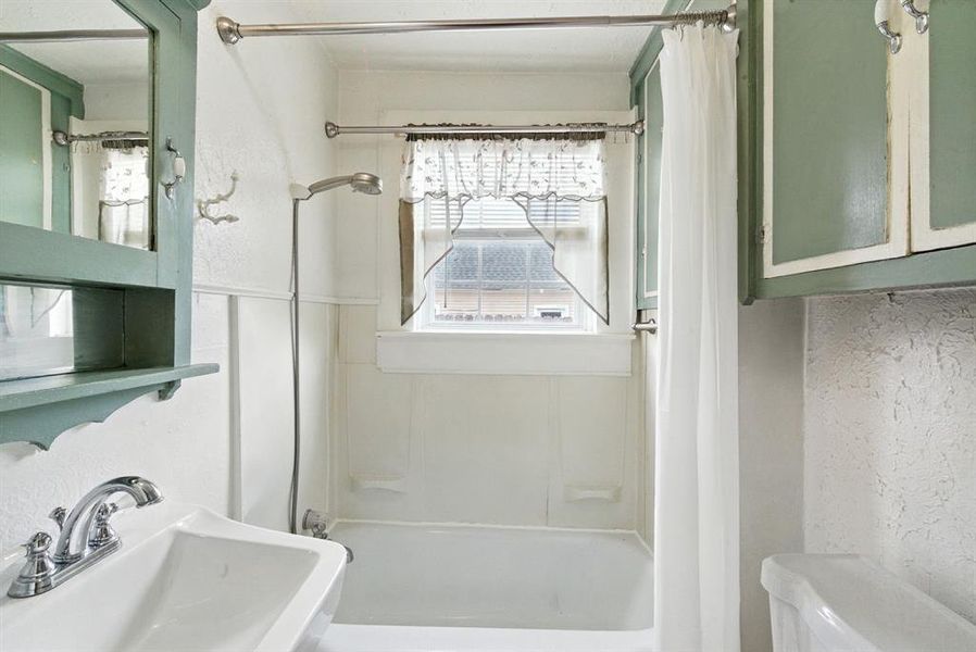 Furnished interior view inside a new home in , Weatherford (Image 10).