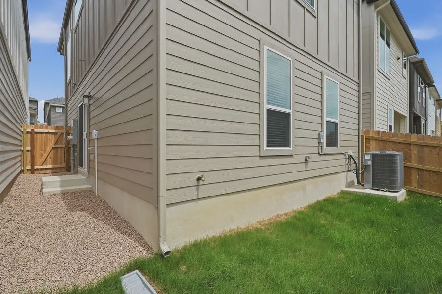 Exterior details and patio area of a home in Rose Hill, San Antonio (Image 25).