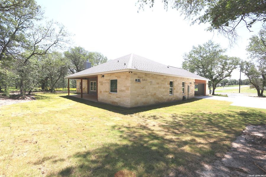 Exterior details and patio area of a home in , La Vernia (Image 3).
