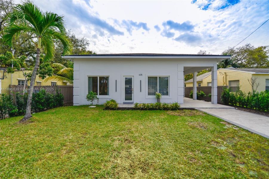 Exterior details and patio area of a home in , Hallandale Beach (Image 1).